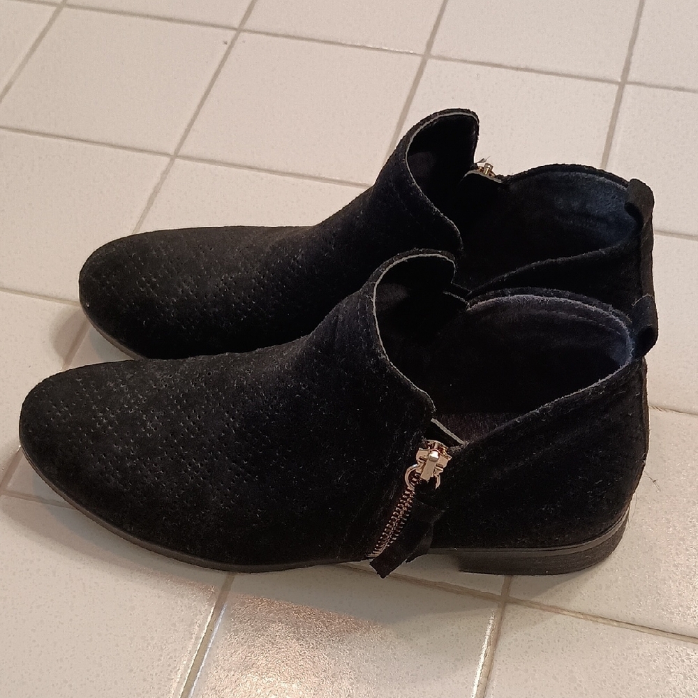 Black Suede Chukka Boots with Minimalist Design